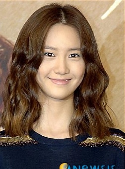 윤아 실물 극찬한 김이나,