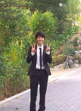 송중기 졸업사진 찍던 날 "살인 미소로 캠퍼스 장악" < 산업이슈 < 기사본문 - 투데이코리아