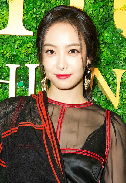 415px-Victoria_Song_at_Sohu_Fashion_Awards_in_December_2015_01.jpg