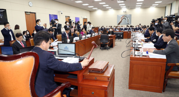 노웅래 국회 과기정통위 위원장이 지난 7일 서울 여의도 국회에서 열린 과학기술정보방송통신위원회 제1차 전체회의를 주재하고 있다. 사진제공=뉴시스