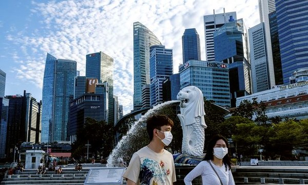 ▲ 싱가포르에서 마스크를 쓰고 걸어가고 있는 사람들. (사진제공=뉴시스)