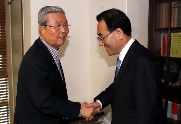 ▲김종인 미래통합당 비대위원장직 내정자가 22일 오후 자신의 사무실인 서울 종로구 대한발전전략연구원에서 주호영 원내대표와 악수하고 있다 사진제공=뉴시스