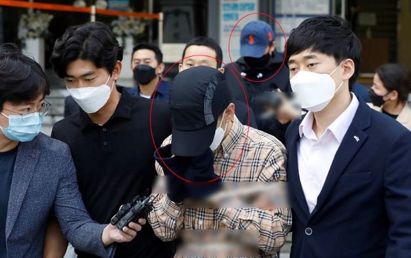 박사방 유료회원 장모씨와 임모씨가 3일 서울 종로경찰서에서 '박사방 범죄단체가입죄' 혐의로 검찰에 송치되고 있다. (사진제공=뉴시스)