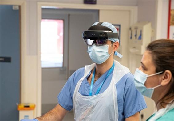 이스라엘의 쉐바메디컬센터는 마이크로소프트의 홀로렌즈 2(HoloLens 2) 헤드셋을 5대를 사용해 의사, 바이오의학 엔지니어, 간호사 등 60여명을 대상으로 코로나 19 환자들을 위한 인공호흡기 작동법을 교육했다. 출처= Sheba Medical Center