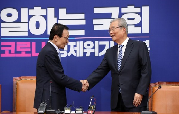 ▲이해찬 더불어민주당 대표와 김종인 미래통합당 비상대책위원장이 3일 서울 여의도 국회 민주당대표 회의실에서 접견하고 있다. 사진제공=뉴시스