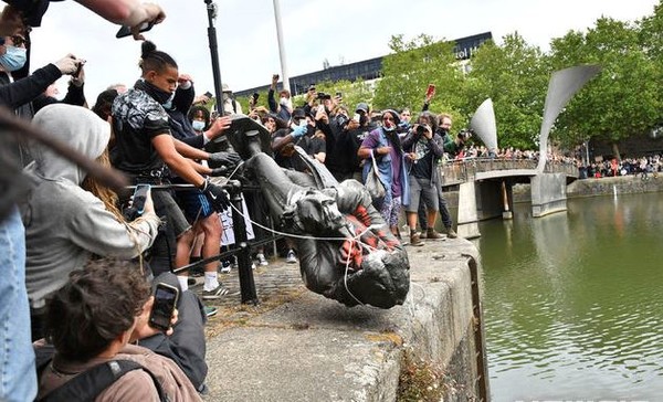 7일(현지시간) 영국 브리스틀에서 시위대가 에드워드 콜스턴의 동상을 강에 빠뜨리고 있다. (사진제공=뉴시스)