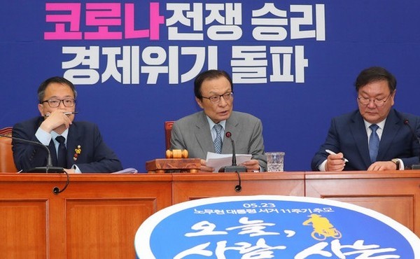 ▲노무현 전 대통령 추모 11주기 하루 앞둔 22일 서울 여의도 국회에서 열린 더불어민주당 최고위원회의에서 이해찬 더불어민주당 대표가 현안관련 발언을 하고 있다. 사진제공=뉴시스