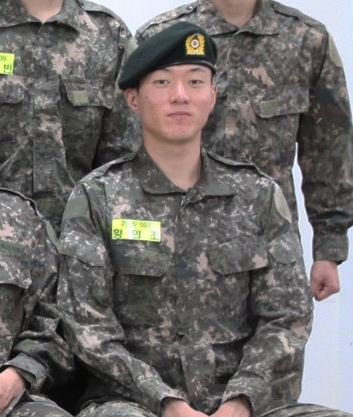 지난달 7일 충남 논산 육군훈련소에 입소해 기초군사훈련을 받고 있는 황의조의 군복 착용 사진이 육군훈련소 홈페이지를 통해 공개됐다. 사진출처=육군훈련소