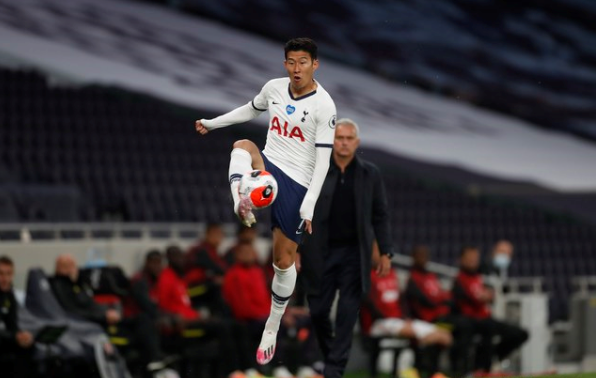 손흥민이 19일(현지시간) 영국 런던의 토트넘 홋스퍼 스타디움에서 열린 2019-2020 잉글리시 프리미어리그(EPL) 30라운드 맨체스터 유나이티드와의 경기에 선발 출전해 공을 다루고 있다.