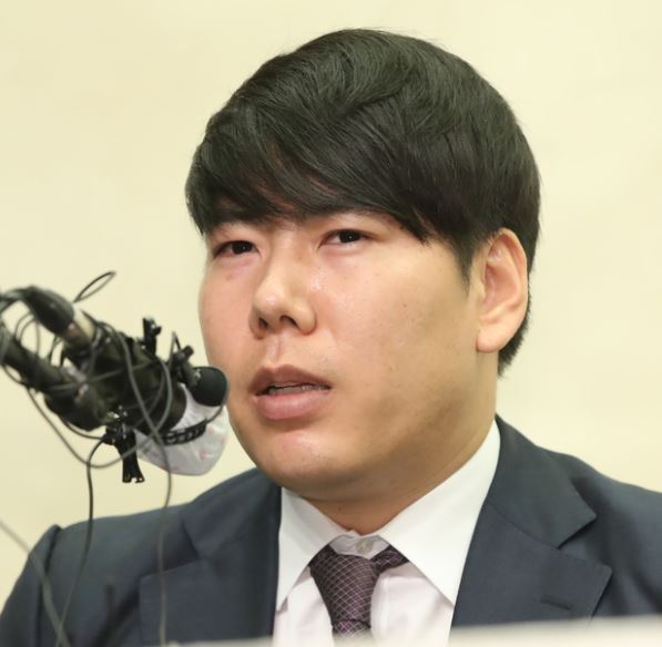 국내 프로야구 KBO리그 복귀를 추진중인 전 메이저리거 강정호가 23일 오후 서울 상암동 스탠포드호텔에서 기자회견을 열고 '음주운전 삼진아웃' 등과 관련 사과하고 있다. (사진제공=뉴시스)