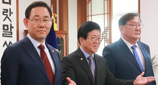 박병석 국회의장과 여야 원내대표가 26일 오후 서울 여의도 국회 의장실에서 회동을 앞두고 기념촬영을 하고 있다. 왼쪽부터 주호영 미래통합당 원내대표, 박 의장, 김태년 더불어민주당 원내대표. 사진출처=뉴시스