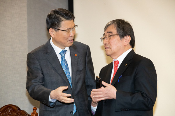 ▲은성수 금융위원장과 윤석헌 금감원장이 대화를 나누고 있다. 사진제공=금융위