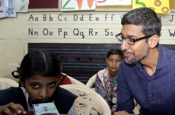 ▲ 순다르 피차이 구글 최고경영자(CEO)가 8일(현지시간) 인도 뭄바이에서 구글이 출시한 독서 지도 앱 '볼로'를 어린이들에게 시연하고 있다. (사진제공=뉴시스)
