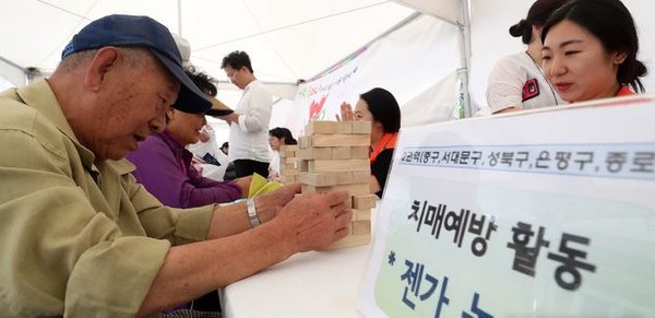 ▲ 서울 종로구 광화문광장에서 노인들이 놀이를 통한 치매예방 체험을 하고 있다. 내용과 직접적 관련 없음. (사진제공=뉴시스)