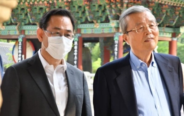 ▲ ▲ 미래통합당의 김종인 비상대책위원장과 주호영 원내대표가 지난 20일 충북 속리산 법주사에서 회동하고 있다.  사진제공=김성원 미래통합당 원내수석부대표 페이스북 캡처