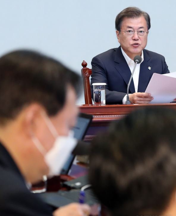 ▲ 문재인 대통령이 6월 22일 청와대 여민관에서 열린 제6차 공정사회 반부패정책협의회에 참석해 발언하고 있다. 왼쪽은 윤석열 검찰총장. 사진출처=뉴시스