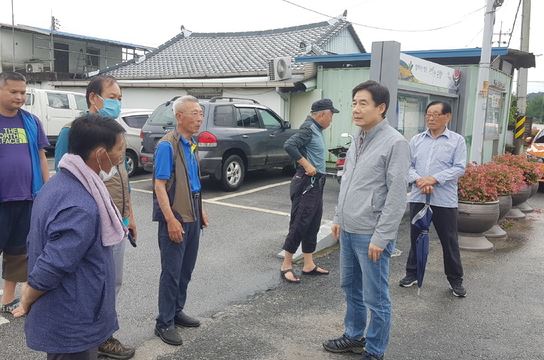 ▲ 이용호 의원이 9일 전북 남원 수해지역을 방문했다. 사진출처=뉴시스