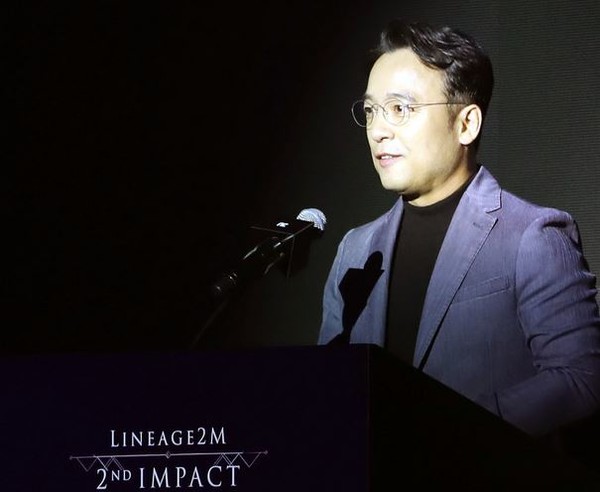 ▲ 5일 오전 서울 역삼동 '더 라움'에서 열린 리니지2M 미디어 쇼케이스 '2nd IMPACT'에서 엔씨(NC) 김택진 CCO가 키노트 발표를 하고 있다. 엔씨(NC)는 이날 신작 모바일 MMORPG '리니지2M'의 상세 정보를 공개하고 오후 12시부터 사전예약을 시작한다. 사진출처=뉴시스