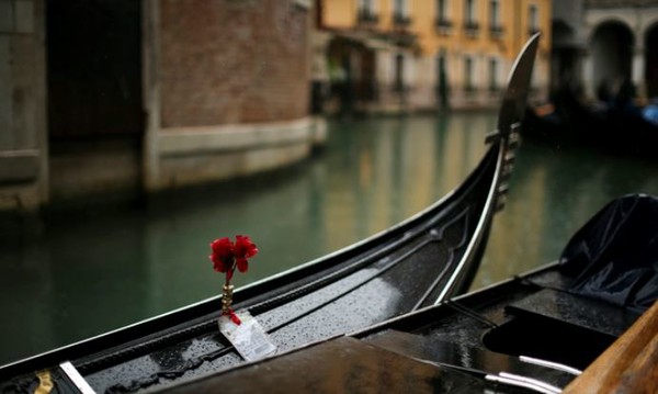 ▲ 이탈리아 베네치아에 손님 없는 곤돌라들이 비를 맞으며 정박해있다. 사진제공=뉴시스