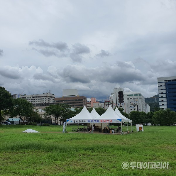 ▲ 김종천 과천시장은 정부과천청사 유휴 부지에 4000가구를 공급하겠다는 계획 철회를 촉구 하며 지난 5일 해당 부지에 천막 시장실을 설치했다. 사진=김성민 기자