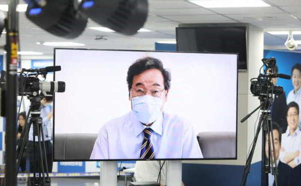 ▲ 더불어민주당의 차기 지도부를 선출할 '제4차 전국대의원대회'가 29일 오후 서울 영등포구 여의도 더불어민주당 당사에서 열린 가운데 신종 코로나바이러스 감염증(코로나19) 음성 판정을 받은 이낙연 후보가 자가격리 중 영상으로 정견 발표를 하고 있다.