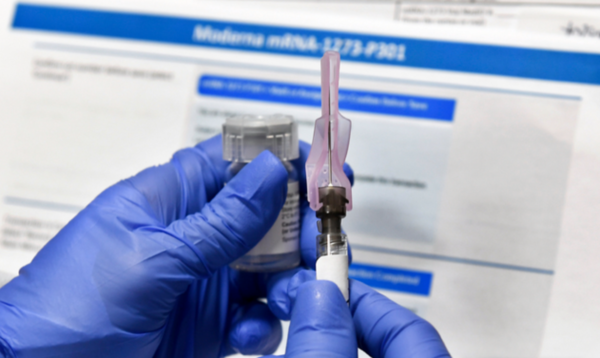 ▲ 미 뉴욕주 한 간호사가 모더나가 개발 중인 코로나19 백신 실험을 위해 주사를 준비하고 있다. 사진제공=뉴시스