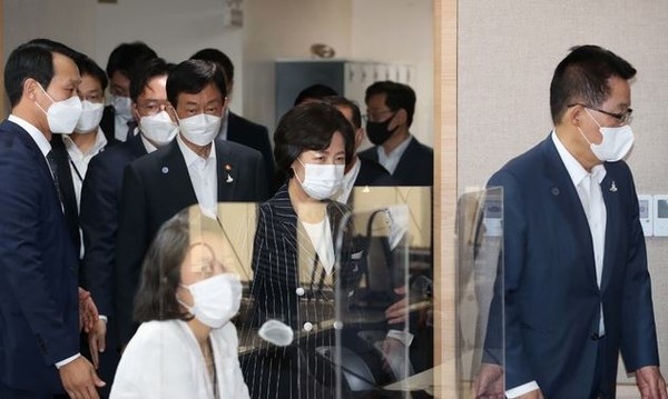 ▲ 추미애 법무부장관이 21일 오후 정부서울청사 합동브리핑실에서 열린 '제2차 국정원·검찰·경찰 개혁전략회의' 결과 발표를 위해 입장하고 있다. 오른쪽부터 박지원 국가정보원장, 추미애 장관, 진영 행정안전부 장관. 사진=뉴시스