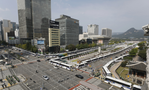 ▲ 지난 3일 일부 단체의 집회 우려로 서울 광화문광장 일대가 경찰 봉쇄돼 있다. 사진제공=뉴시스