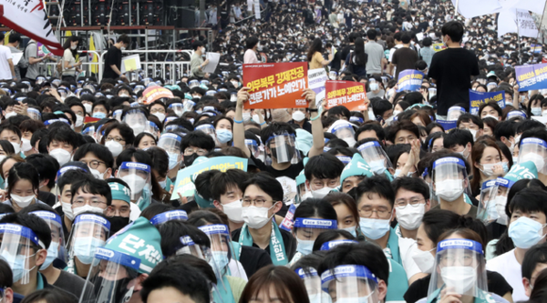 ▲ 의사들이 지난 8월 14일 서울 영등포구 여의대로에서 대한의사협회 주최로 열린 의료 4대악 정책추진 반대 전국 의사 총파업 궐기대회에 참석해 피켓을 들고 있다.(사진제공=뉴시스)