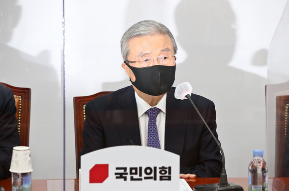 ▲ 김종인 국민의힘 비상대책위원장이 19일 오전 국회에서 열린 비상대책위원회의에서 발언하고 있다.(사진=뉴시스/공동취재사진)