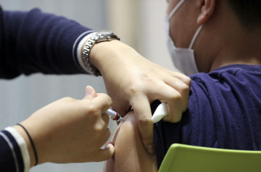 ▲ 정부가 만 13~18세 이하 청소년을 대상으로 독감 국가 예방접종 사업을 시작한 13일 서울 동대문구 한국건강관리협회 건강증진의원 서울동부지부에서 한 학생이 독감 예방 접종을 하고 있다.  사진제공=뉴시스.