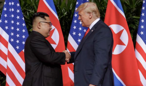 ▲ 김정은 북한 국무위원장과 도널드 트럼프 미국 대통령이 지난 2018년 6월 싱가포르 카펠라 호텔에서 처음 만나 악수하고 있다. 사진제공=뉴시스