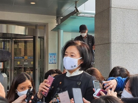 ▲ 박영선 중소벤처기업부 장관이 27일 고 이건희 삼성전자 회장의 빈소가 마련된 서울삼성병원 장례식장을 찾았다.  사진제공=뉴시스