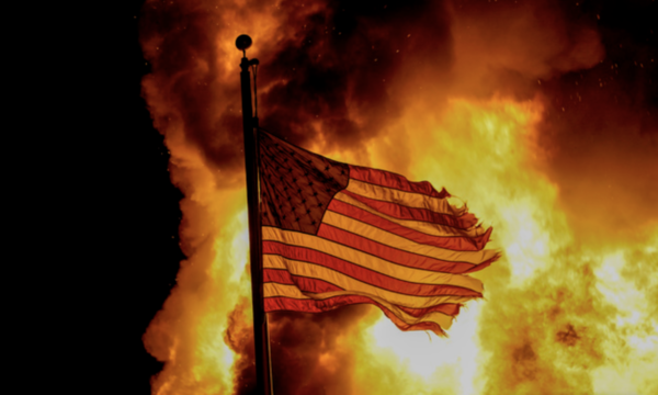 ▲ 미 위스콘신주 커노샤에 있는 한 교정국 건물이 시위대 방화로 불이 난 가운데 미국 국기가 펄럭이고 있다. 사진제공=뉴시스