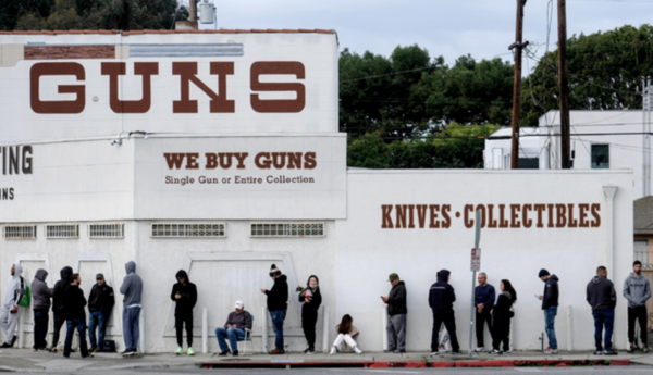 ▲ 미 캘리포니아 컬버시티 소재 한 총기 판매점 앞에 총기를 구매하려는 사람들이 줄을 서 기다리고 있다. 사진제공=뉴시스