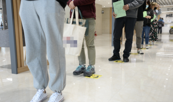 ▲ 울산 중구 한국건강관리협회 울산지부 접종실 앞에서 시민들이 거리두기를 지키며 기다리고 있다. 사진제공=뉴시스