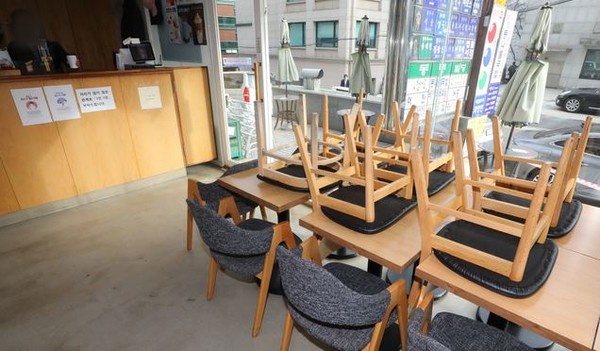 ▲ 수도권 사회적 거리두기 2단계가 시행된 24일 오후 서울 서초구의 한 카페에 의자들이 테이블 위로 올라가 있다. 2단계 방역조치가 시행되면 카페는 포장과 배달만 허용되고 음식점은 21시 이후 포장, 배달만 가능하다. 사진=뉴시스