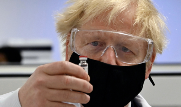 ▲ 보리스 존슨 영국 총리가 코로나19 백신을 들고 있다. 사진제공=뉴시스
