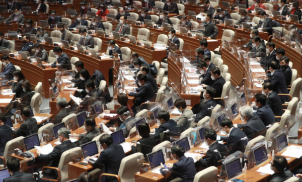 ▲ 지난 2일 서울 여의도 국회에서 2021년도 예산안 처리를 위한 본회의가 열리고 있다. 사진제공=뉴시스