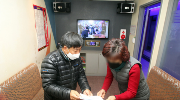 ▲ 방역수칙 이행 여부를 점검 중이다. 사진제공=뉴시스