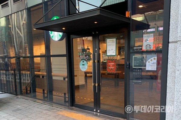 ▲ 한 서울 시내 카페 내부가 조용하다. 사진=한지은 기자