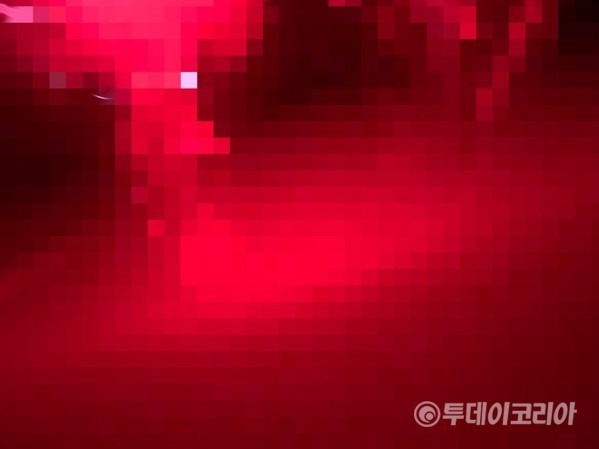 ▲ 라운지 바 내부에 사람들이 몰려 춤을 추고있다. 사진=한지은 기자