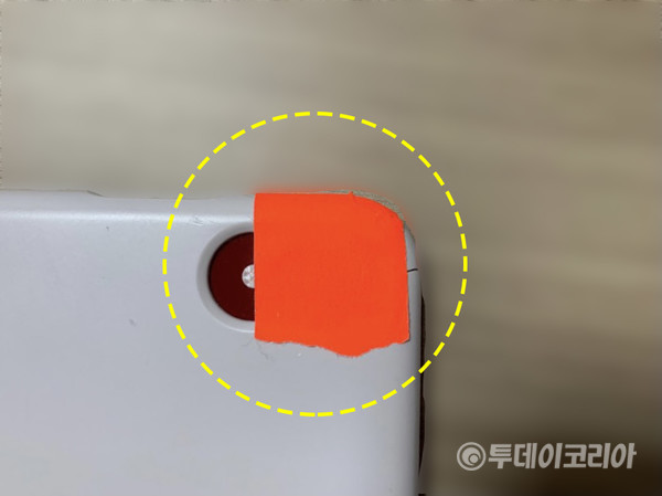 ▲ 해당 라운지 바에서 사진을 찍지 말라며 부착한 스티커. 사진=한지은 기자