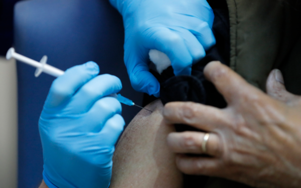 ▲ 영국의 한 병원에서 화이자 백신 주사를 놓고 있다. 사진제공=뉴시스