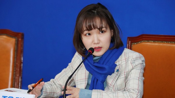 ▲ 더불어민주당 인재영입 6호 IT스타트업 홍정민 대표가 9일 서울 여의도 국회에서 열린 영입행사에 참석해 취재진의 질문에 답하고 있다. 사진=뉴시스