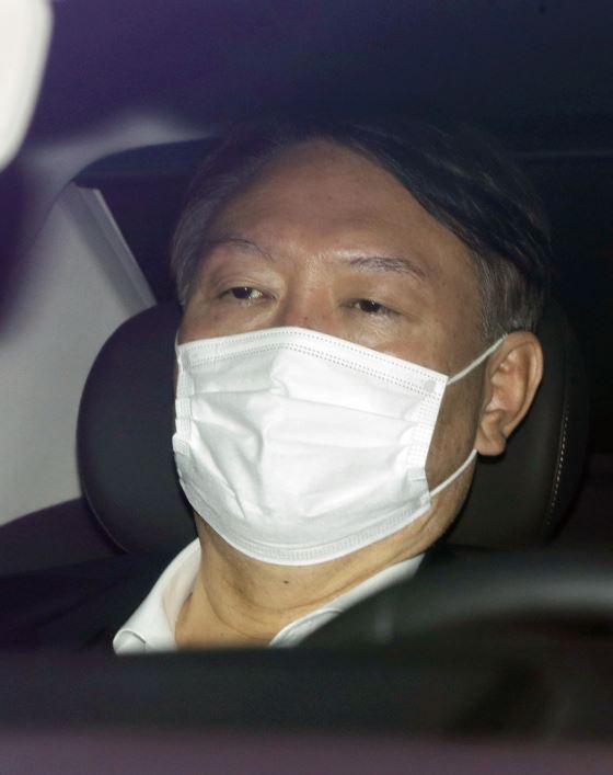 ▲ 법무부 검사징계위원회가 윤석열 검찰총장에게 정직 2개월의 처분을 내린 가운데 윤 총장이 16일 오전 서울 서초구 대검찰청으로 출근하고 있다. 사진=뉴시스