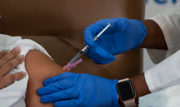 ▲ 미국에서 한 의료진이 모더나 백신을 접종하고 있다. 사진제공=뉴시스
