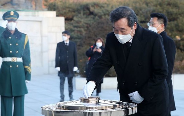 ▲ 신축년 새해 첫 날인 1일 오전 이낙연 더불어민주당 대표가 서울 동작구 국립현충원 현충탑에서 참배하고 있다.  사진=공동취재