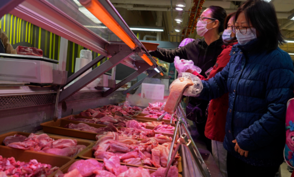 ▲ 홍콩의 한 슈퍼마켓에서 사람들이 육류를 구매하고 있다. 사진제공=뉴시스