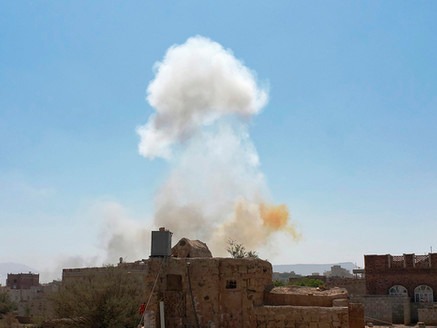 ▲ 7일(현지시간) 예멘 수도 사나의 한 군부대에서 사우디아라비아가 주도하는 연합군의 공습으로 연기가 피어오르고 있다. 사우디 주도 연합군은 이란의 지원을 받는 예멘 반군의 공격에 대한 보복으로 사나와 다른 지방에 공습을 시작했다고 밝혔다. 사진=AP/뉴시스